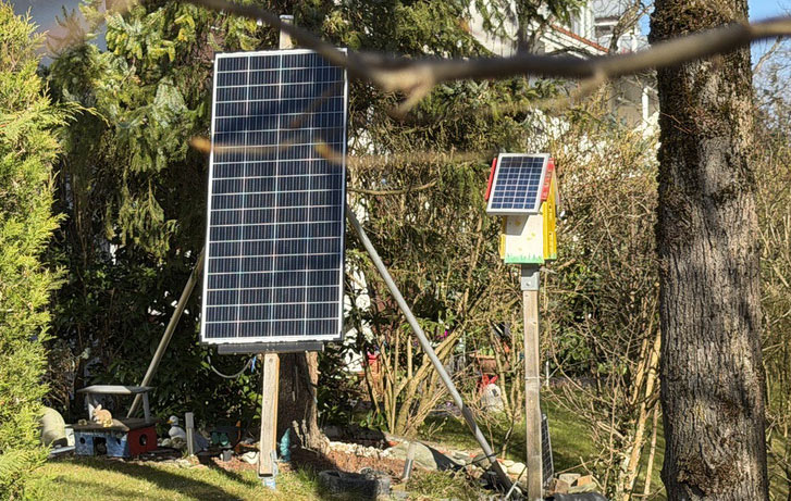 Balkonkraftwerke k&ouml;nnen auch in G&auml;rten stehen - zur Not auch auch dem Dach von Vogelh&auml;uschen (&copy;Foto: Martin Schmitz) 